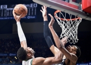 英雄联盟总决赛直播-马刺鏖战雄鹿，塔图姆高光表现