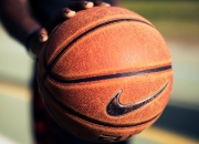 英雄联盟总决赛赛程-双重赛场，当F1的轮胎啸叫遇见绿茵场的战术超越