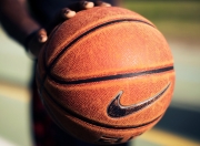 英雄联盟总决赛赛程-双重赛场，当F1的轮胎啸叫遇见绿茵场的战术超越