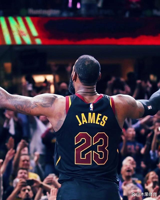 詹姆斯在比赛中展现出超凡表现，赢得球迷们的掌声的简单介绍