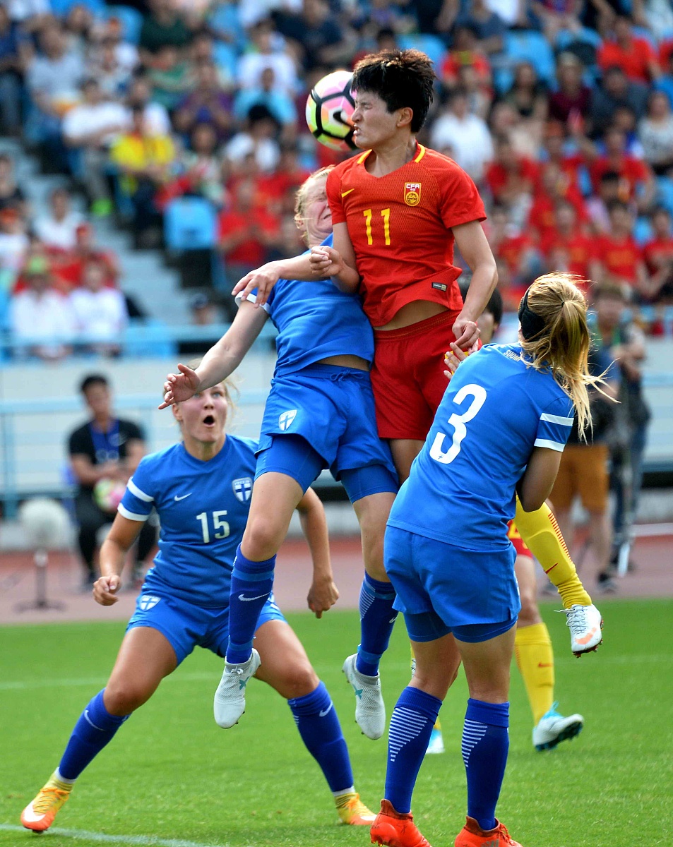 完美表现:女足选手比赛中展现实力 完美表现:女足选手比赛中展现实力