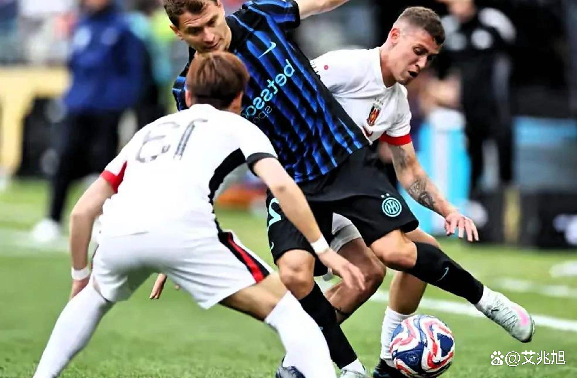 看豪门球队的激烈比拼，热闹非凡！的简单介绍