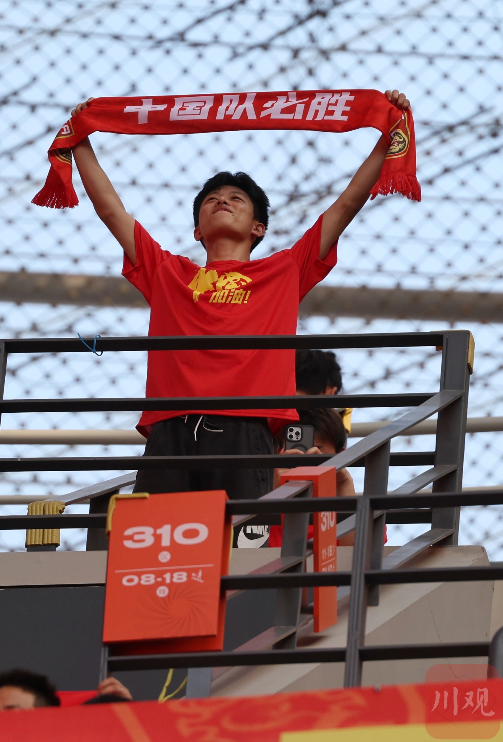 克罗托内球迷集体组织看比赛,呐喊助威支持 克罗托内球迷集体组织看比赛,呐喊助威支持