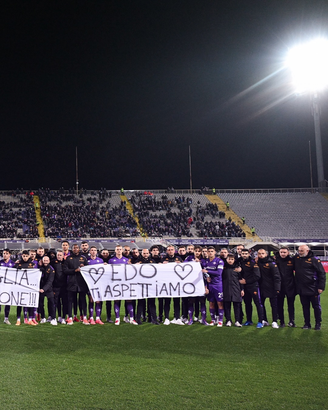 克罗托内球迷集体组织看比赛,呐喊助威支持 克罗托内球迷集体组织看比赛,呐喊助威支持