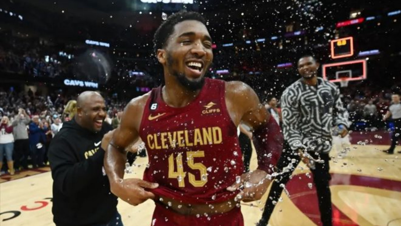 深圳队险胜热火,米切尔高光表现 深圳队险胜热火,米切尔高光表现