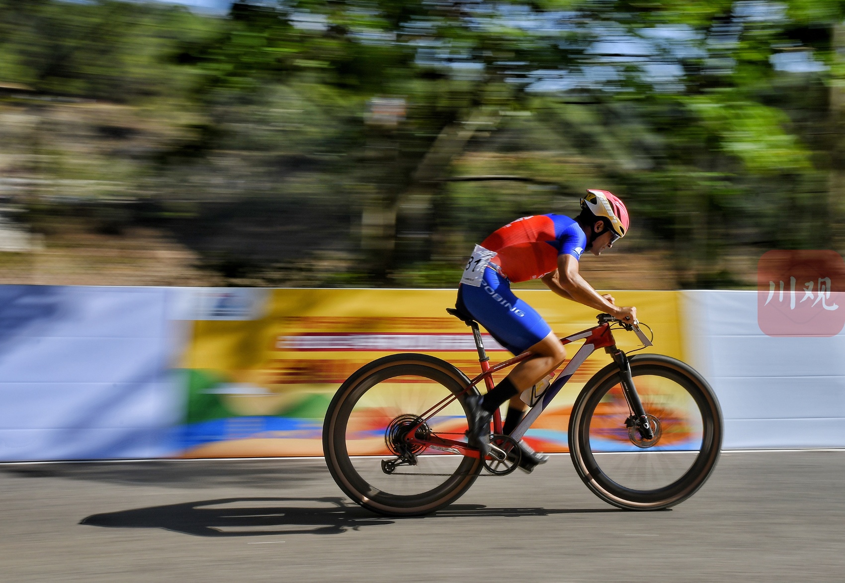 引人瞩目:自行车比赛选手速度飞驰 引人瞩目:自行车比赛选手速度飞驰