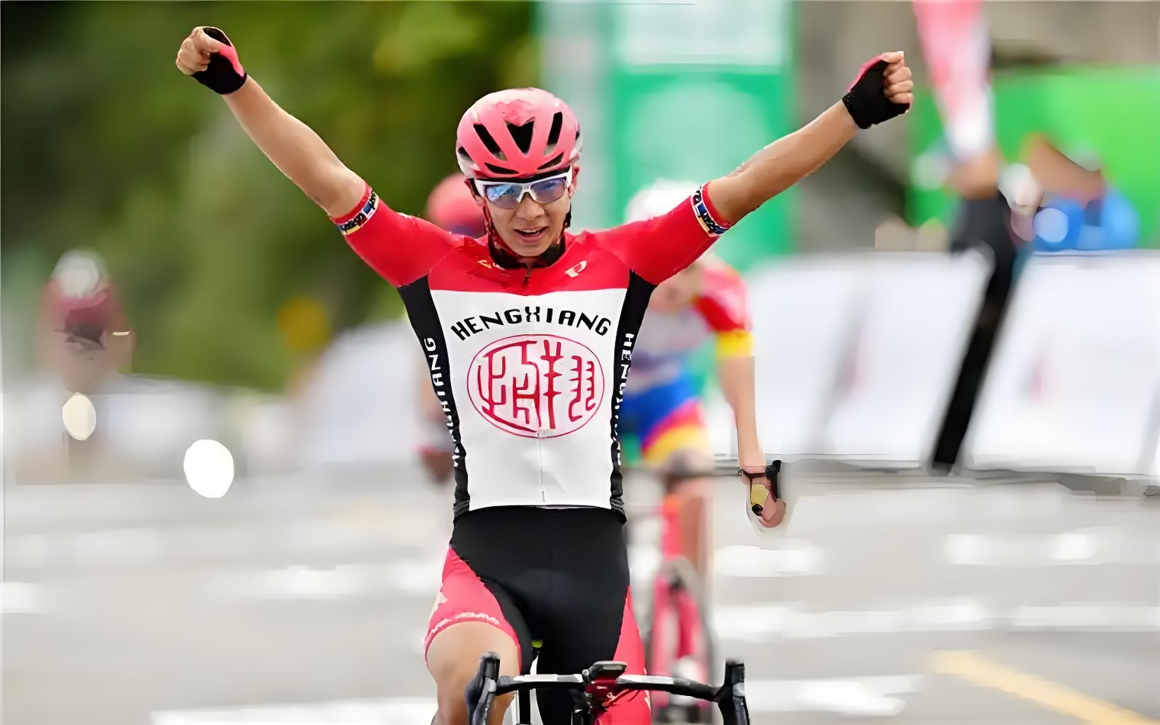 引人瞩目:自行车比赛选手速度飞驰 引人瞩目:自行车比赛选手速度飞驰