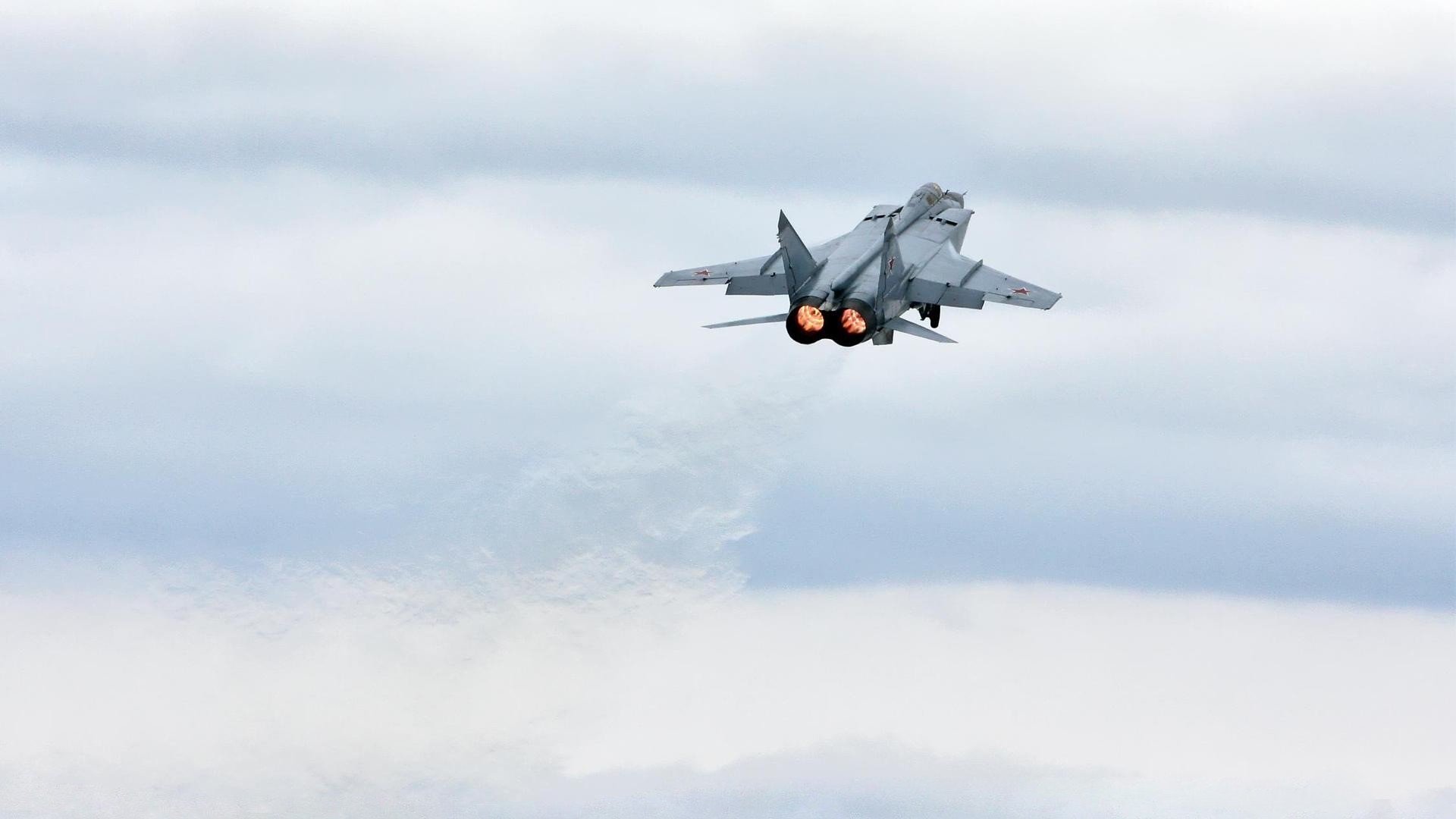 巴林围场的孤胆枪手，当F1收官战化作利拉德的绝杀时刻