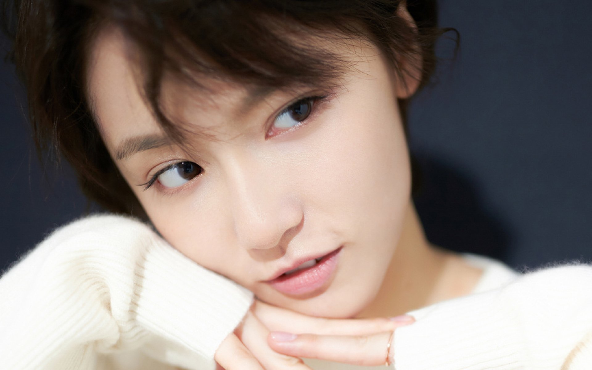 足球版图外的国家德比，金玟哉一肩扛起东西方对撞